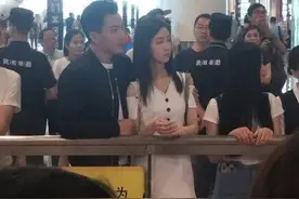 刘恺威庆生一把搂过陈都灵，相差19岁贴身依偎，举止亲密不避嫌图片