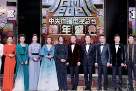 央视跨年天团盛装亮相！董卿站C位霸气领衔，朱迅穿深v裙抢风头图片