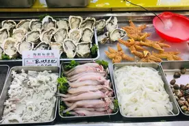 4个温州人在青岛吃海鲜，结账时愣了，在家吃碗海鲜面也要150块钱图片