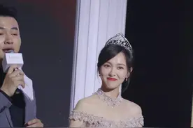 唐嫣真的是公主吧！穿碎钻仙女裙戴王冠贵气挡不住，幸福写在脸上图片