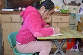 母亲无意间发现女儿“秘密”，母女二人相视痛哭：我不配当妈图片