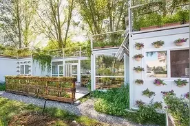 53岁穷大叔，把6个集装箱变200㎡豪宅，打造绝美“桃花源”送给爱妻图片