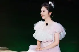 谭松韵玻璃糖纸公主裙童话气息满满 白蕾丝收腰尽显身材图片