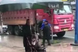 爷爷为不让孙子淋雨，给婴儿车“高配顶棚”，网友：想要同款爷爷图片