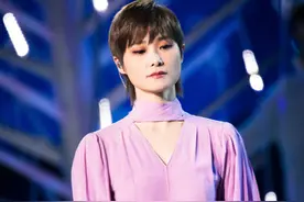李宇春一改酷飒风格，穿粉色长裙走淑女路线，谁知肚子比胸大？图片