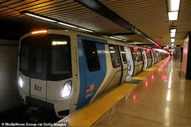 人下车了狗还在车上！她拴着狗绳，美国女子被行驶的列车拖行致死图片