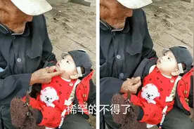 100岁太爷第一次见到小玄孙，老人眼神凝固，网友：跨世纪的见面图片