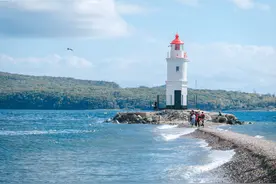 “建城160周年”的海参崴，有座网红灯塔，是七月与安生的取景地图片