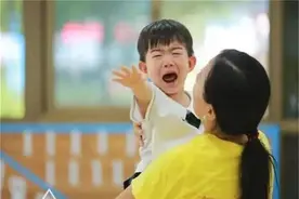 孩子哭闹着不想去幼儿园，是心软带回家，还是让老师强行抱走？图片