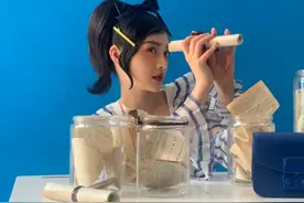 周洁琼晒工作花絮照，百变风格亲吻喵喵很是娇俏可爱图片