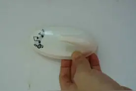 在公共厕所，如果发现这种挂衣钩一定要离开！看完你就明白了图片