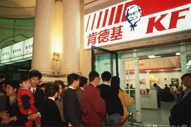 80年代的肯德基，餐厅内外队堆满了人，孩子更是乐的笑出了花图片