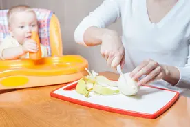 制作宝宝辅食能放油吗？这位婆婆的做法是对的图片