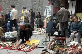 为了卖出天价，他们把玉石放进活羊体内，三年后再拿出来图片