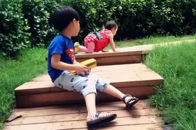 9岁儿子要求妈妈“生妹妹”，一胎得2个妹妹后：你看我像高兴吗图片