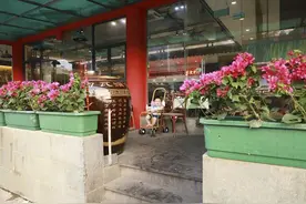 1岁半的宝宝每天被放在餐馆门口“迎宾”，背后故事令人心酸图片