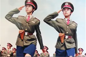 21年前阅兵式，双胞胎姐妹花惊艳全国，如今怎么样了？图片