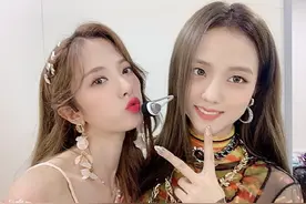 美女旁边还是美女！宇宙少女苞娜晒与BLACKPINK智秀合照图片