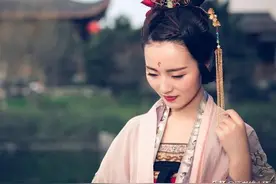 金瓶梅里谁最没底线？不但媳妇拱手让人，女儿也成摇钱树图片