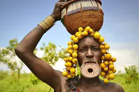 非洲盘唇族：女性15岁“割唇”，以此为美彰显身份显赫！无法想象图片