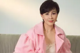 56岁刘嘉玲晒性感大片，白色吊带裙配红丝，死亡搭配也难掩贵气图片