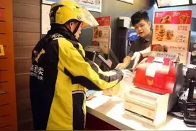 过生日被骑手当面砸外卖，骑手并不值得被同情，外卖行业需要反思图片