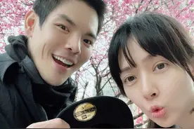 向佐首晒女儿正脸，他全程抱娃姿势娴熟，郭碧婷剪齐刘海还染紫发图片