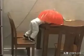 宝宝掩耳盗铃式偷吃火了！被抓包时还投入的吃着，网友：家贼难防图片