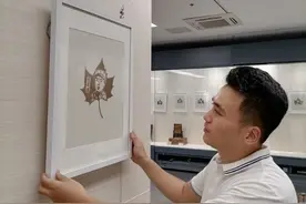 耗时3个月，山东小伙树叶上雕刻百位楷模形象图片