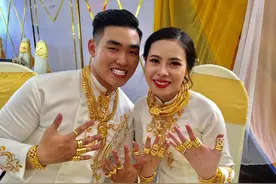 越南新娘结婚时亲友送上巨额嫁妆，大量黄金挂满身，网友十分羡慕图片