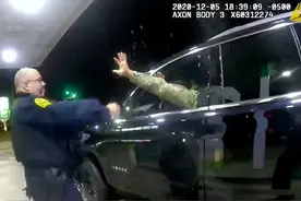 黑人军官被美国警察揍哭，心碎质问图片