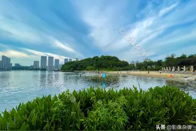 长沙梅溪湖的人工沙滩，大人孩子游泳玩沙很欢乐，关键是“免费”图片