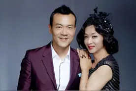 金星都想睡的性感影帝，戏内潇洒揽许晴汤唯入怀，戏外宠妻20多年图片