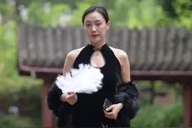 初冬时节穿改良款旗袍，搭配皮草外套，轻松穿出高级感图片