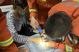 新疆哈密：戒指卡住手指求医无果 消防员10分钟细心摘除图片