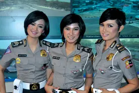印尼有3名网红女交警，不指挥交通，搞媒体工作，警衔识别出身份图片
