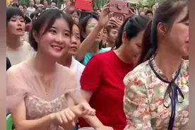 最美幼儿园老师火了，台下领舞笑容治愈，孩子爸爸：娃以后我来接图片