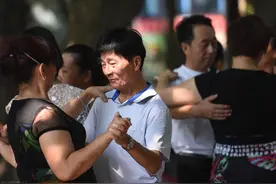 52岁女人：一年换3个舞伴，才知跳交谊舞的男人都很坏，再不去了图片