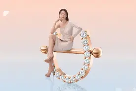 影后全智贤拍宣传照，半露香肩细腰仅巴掌大，富豪老公身价百亿图片