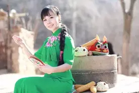 看看王二妮的老公，再看看草帽姐的老公，差距一目了然图片