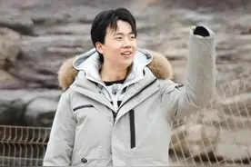 生母抛夫弃子远走日本，继母辛苦将他养大，郭麒麟生母继母都是妈图片