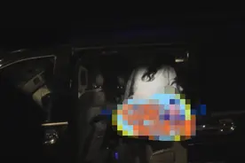 金晨只身夜会寸头帅哥，路边开怀热聊，曾与邓伦韩东君低调恋爱图片