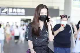 浪姐张萌被淘汰后现身机场，睡衣风穿搭一路电话聊不停图片