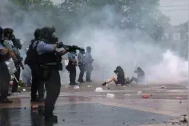 美国警察下手真狠，超1.1万人被捕，至少11人死亡，激起更大民愤图片