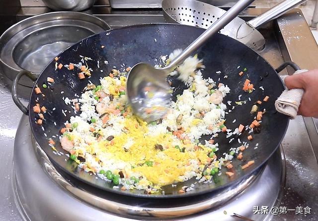 “蛋炒饭”家常做法，这几个技巧很关键，米饭金黄松散，粒粒分明