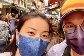 霍启刚带郭晶晶约会吃路边摊，环境拥挤仍享受，女方素颜甜笑不止图片