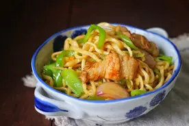 炒面时，面条先蒸再炒，根根分明，好吃入味，味道不比饭店差图片