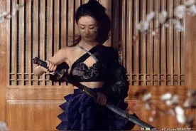 赵丽颖离婚后“放开”了！内衣外穿拍国风大片，又欲又飒好美图片