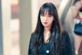 程潇身穿牛仔睡衣裙，长发披肩女神范十足图片