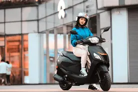 五羊本田高品质小踏板，7280元，颜值高还实用，油耗2.5L图片